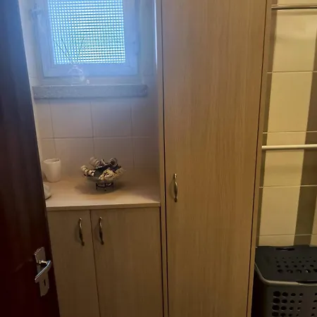 3 Bedroom Old Town 5 Minute Walk To Finnikoudes Apartamento