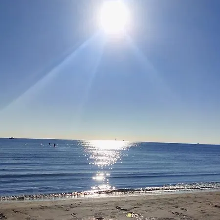 3 Bedroom Old Town 5 Minute Walk To Finnikoudes Apartamento *