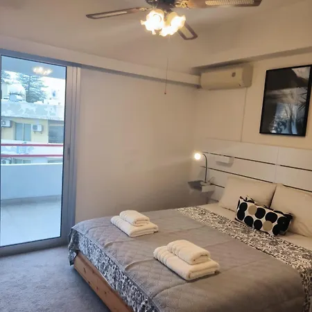 3 Bedroom Old Town 5 Minute Walk To Finnikoudes Apartamento *