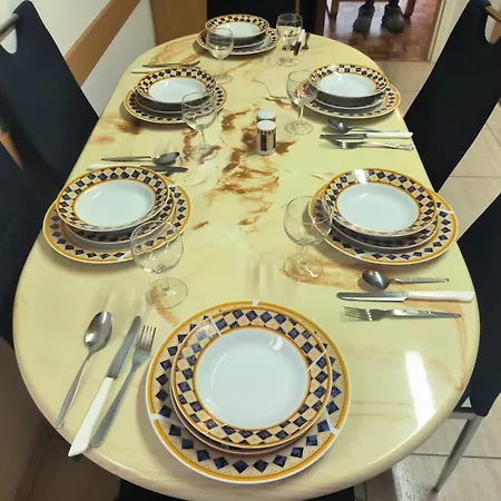 3 Bedroom Old Town 5 Minute Walk To Finnikoudes Apartamento Lárnaca