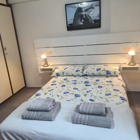 3 Bedroom Old Town 5 Minute Walk To Finnikoudes * Lárnaca