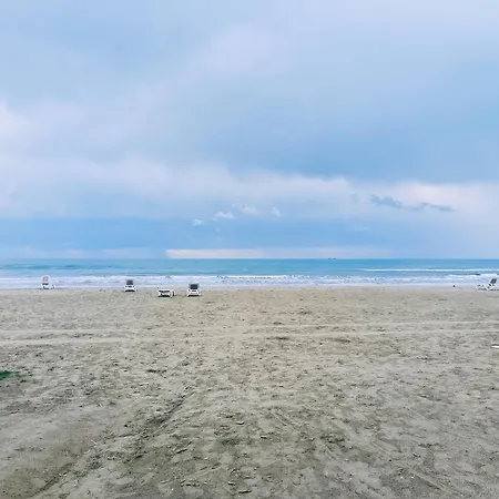 3 Bedroom Old Town 5 Minute Walk To Finnikoudes Apartamento Lárnaca