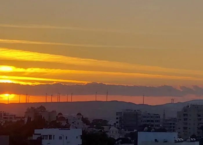 3 Bedroom Old Town 5 Minute Walk To Finnikoudes * Larnaca