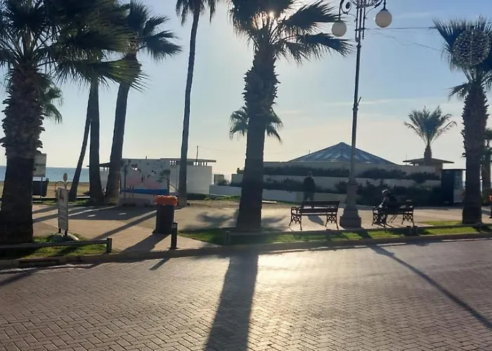 3 Bedroom Old Town 5 Minute Walk To Finnikoudes * Larnaca