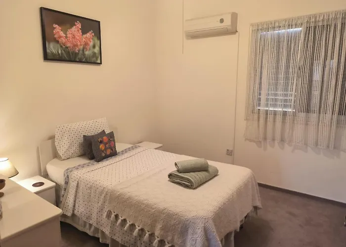 3 Bedroom Old Town 5 Minute Walk To Finnikoudes *