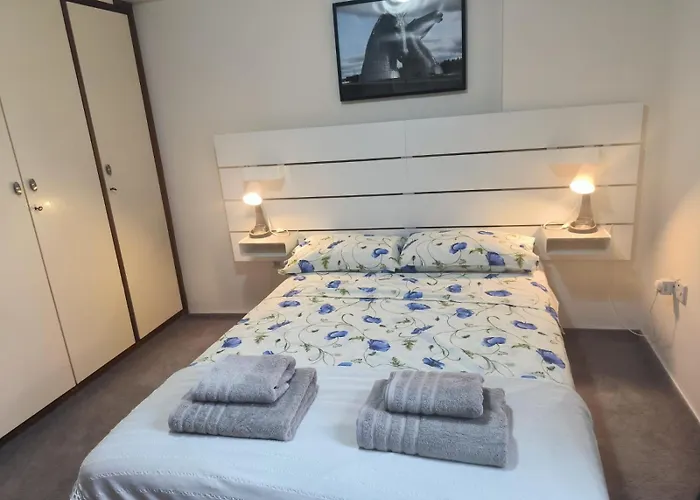 3 Bedroom Old Town 5 Minute Walk To Finnikoudes * Larnaca