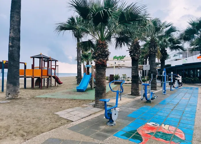 3 Bedroom Old Town 5 Minute Walk To Finnikoudes Apartmán Larnaca