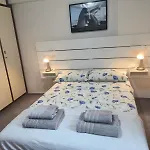 3 Bedroom Old Town 5 Minute Walk To Finnikoudes * Lárnaka