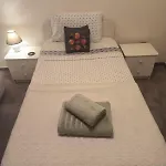 3 Bedroom Old Town 5 Minute Walk To Finnikoudes Apartman *