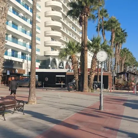 3 Bedroom Old Town 5 Minute Walk To Finnikoudes דירה לרנקה