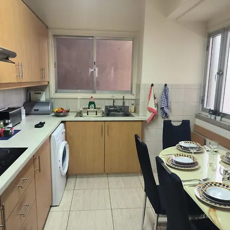 3 Bedroom Old Town 5 Minute Walk To Finnikoudes