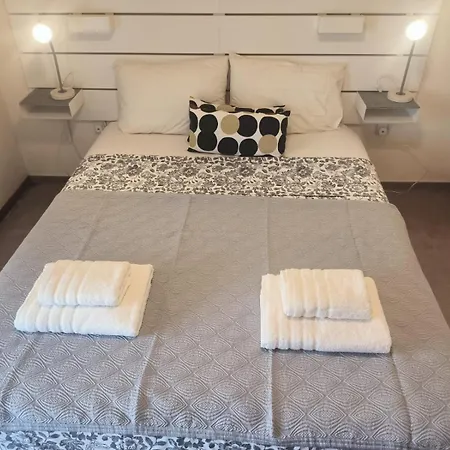 3 Bedroom Old Town 5 Minute Walk To Finnikoudes * Larnaka