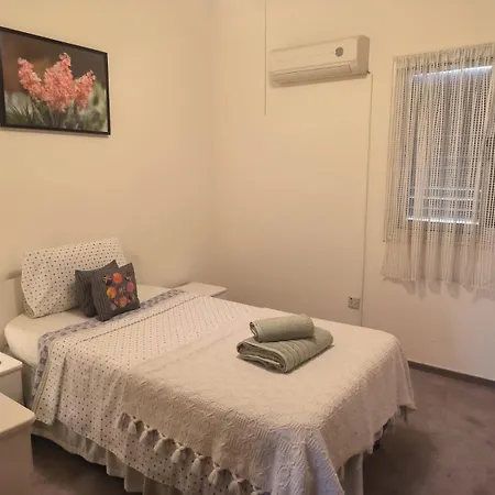 3 Bedroom Old Town 5 Minute Walk To Finnikoudes *