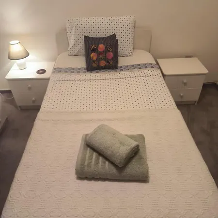 3 Bedroom Old Town 5 Minute Walk To Finnikoudes דירה *