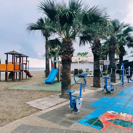 3 Bedroom Old Town 5 Minute Walk To Finnikoudes Apartament Larnaca