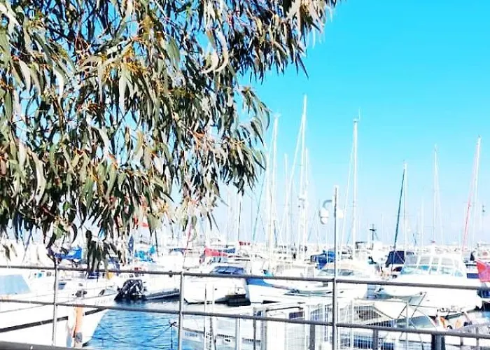 3 Bedroom Old Town 5 Minute Walk To Finnikoudes Larnaka