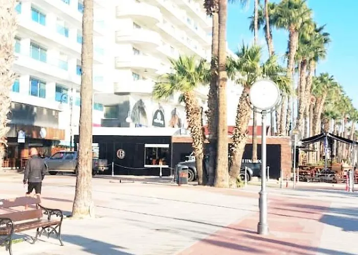 3 Bedroom Old Town 5 Minute Walk To Finnikoudes