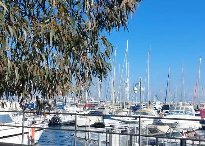 3 Bedroom Old Town 5 Minute Walk To Finnikoudes Διαμέρισμα *