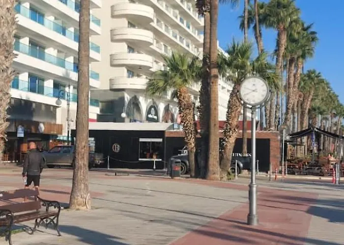 3 Bedroom Old Town 5 Minute Walk To Finnikoudes Apartment Larnaka