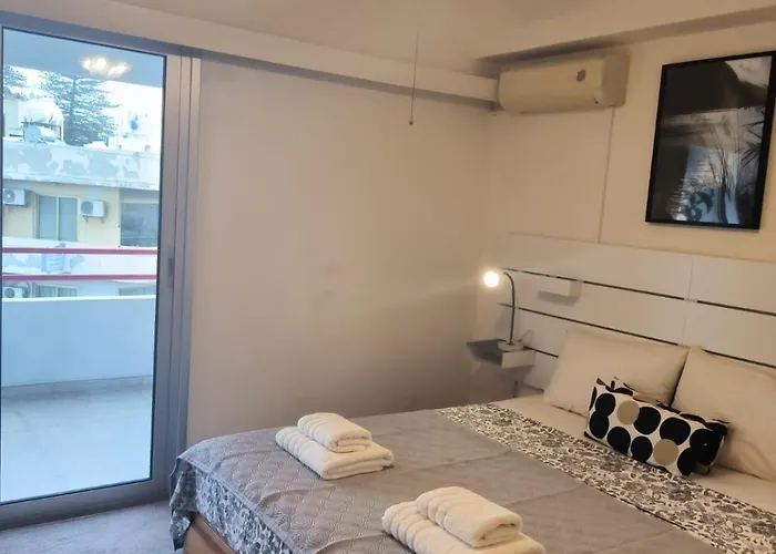 3 Bedroom Old Town 5 Minute Walk To Finnikoudes Διαμέρισμα *