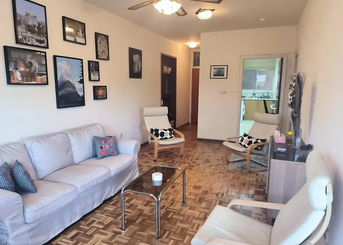 3 Bedroom Old Town 5 Minute Walk To Finnikoudes *