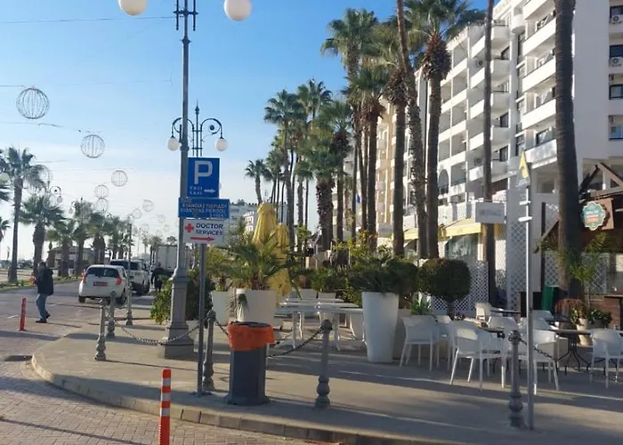 3 Bedroom Old Town 5 Minute Walk To Finnikoudes Apartmán *