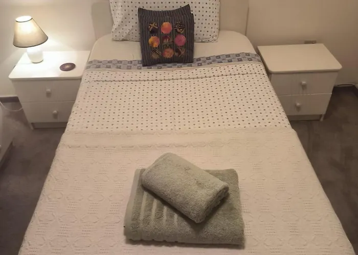 3 Bedroom Old Town 5 Minute Walk To Finnikoudes Apartment *