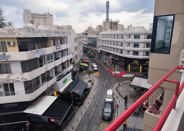 3 Bedroom Old Town 5 Minute Walk To Finnikoudes *