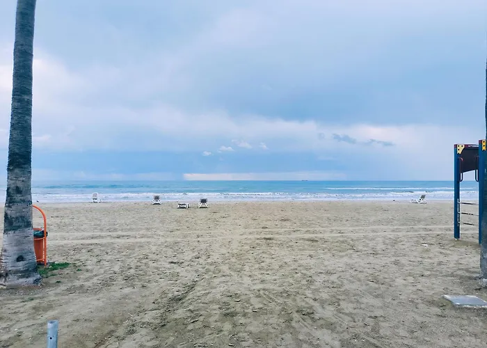 3 Bedroom Old Town 5 Minute Walk To Finnikoudes Apartmán Larnaca